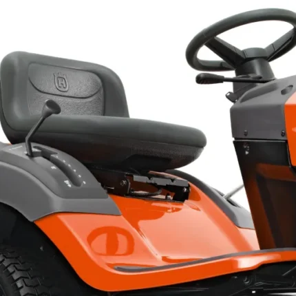 Husqvarna Rasentraktor TC 138L Winterpaket mit Schneeschild, Gummileiste, Gewicht und Schneeketten – Modell 2023
