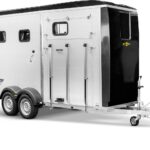 Humbaur Notos Xtra PRO 2700 Mannshohe Sattelkammer – Vielseitiges Raumkonzept
